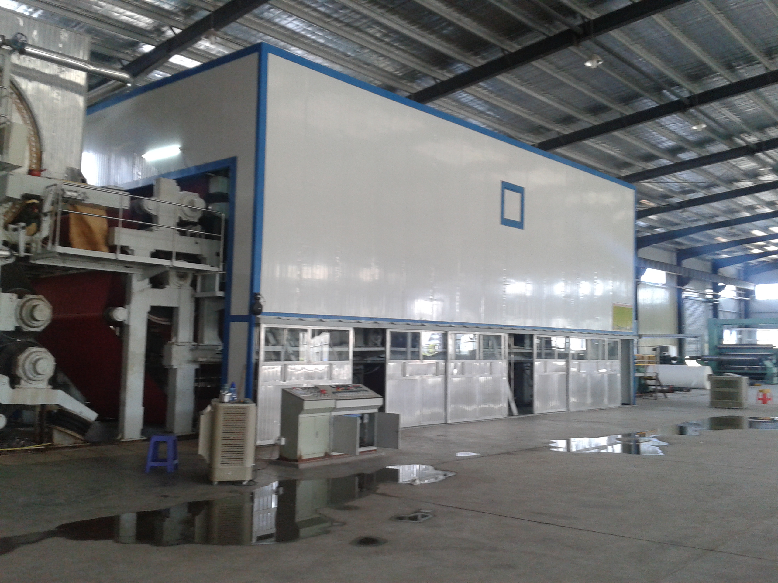 2012年7月，福建友發紙業膠帶原紙紙機順利出紙